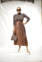 Load image into Gallery viewer, W23 : CHOC PLEATED SKIRT
