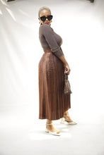 Load image into Gallery viewer, W23 : CHOC PLEATED SKIRT
